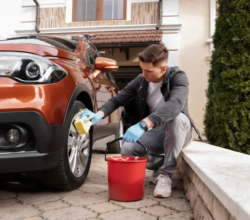 Lavage auto à domicile Loriol-sur-Drôme : professionnel intervenant sur un véhicule